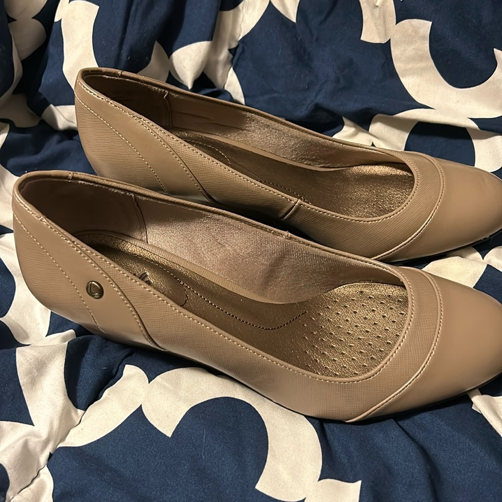Lifestride nude wedge heels